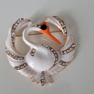 Elegant Swan Brooch with Rhinestones